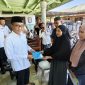 Bupati Pamekasan, KH Kholilurrahman, saat saat menyerahkan bantuan kepada keluarga korban.