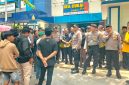 Aktivis SPMP saat melakukan aksi demonstrasi di Kantor Bea Cukai Madura.