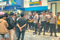 Aktivis SPMP saat melakukan aksi demonstrasi di Kantor Bea Cukai Madura.