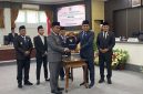 Bupati Pamekasan, KH Kholilurrahman (kanan), Ketua DPRD Pamekasan, Ali Masykur (kiri).