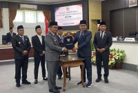 Bupati Pamekasan, KH Kholilurrahman (kanan), Ketua DPRD Pamekasan, Ali Masykur (kiri).