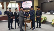 Bupati Pamekasan, KH Kholilurrahman (kanan), Ketua DPRD Pamekasan, Ali Masykur (kiri).