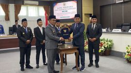 Bupati Pamekasan, KH Kholilurrahman (kanan), Ketua DPRD Pamekasan, Ali Masykur (kiri).