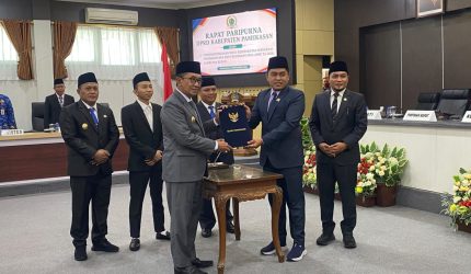 Bupati Pamekasan, KH Kholilurrahman (kanan), Ketua DPRD Pamekasan, Ali Masykur (kiri).