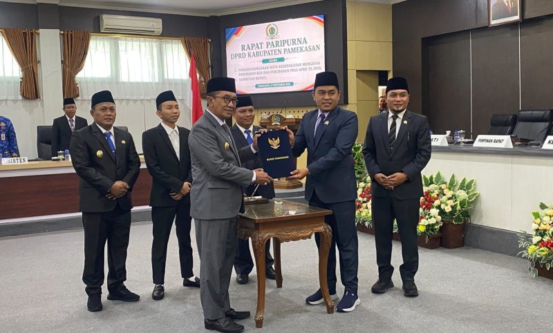 Bupati Pamekasan, KH Kholilurrahman (kanan), Ketua DPRD Pamekasan, Ali Masykur (kiri).