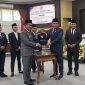 Bupati Pamekasan, KH Kholilurrahman (kanan), Ketua DPRD Pamekasan, Ali Masykur (kiri).