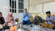 Founder Bashra BIP Ali Zainal Abidin, saat taksiyah ke rumah duka, Rian.