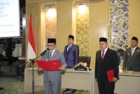 Bupati Pamekasan, KH Kholilurrahman saat melantik dan mengambil sumpah pejabat di lingkungan Pemkab Pamekasan.