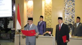 Bupati Pamekasan, KH Kholilurrahman saat melantik dan mengambil sumpah pejabat di lingkungan Pemkab Pamekasan.