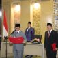 Bupati Pamekasan, KH Kholilurrahman saat melantik dan mengambil sumpah pejabat di lingkungan Pemkab Pamekasan.