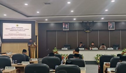 Bupati Pamekasan, KH Kholilurrahman saat menyampaikan nota keuangan Raperda tentang Perubahan APBD 2026.