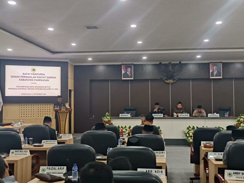 Bupati Pamekasan, KH Kholilurrahman saat menyampaikan nota keuangan Raperda tentang Perubahan APBD 2026.