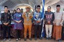 Sesi foto bersama Bupati Pamekasan, KH Kholilurrahman bersama Direktur CV Jawara Internasional, Alfian Masrsuto.