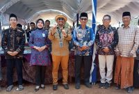 Sesi foto bersama Bupati Pamekasan, KH Kholilurrahman bersama Direktur CV Jawara Internasional, Alfian Masrsuto.