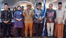 Sesi foto bersama Bupati Pamekasan, KH Kholilurrahman bersama Direktur CV Jawara Internasional, Alfian Masrsuto.