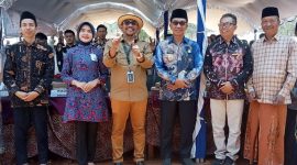 Sesi foto bersama Bupati Pamekasan, KH Kholilurrahman bersama Direktur CV Jawara Internasional, Alfian Masrsuto.