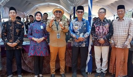 Sesi foto bersama Bupati Pamekasan, KH Kholilurrahman bersama Direktur CV Jawara Internasional, Alfian Masrsuto.