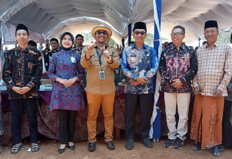 Sesi foto bersama Bupati Pamekasan, KH Kholilurrahman bersama Direktur CV Jawara Internasional, Alfian Masrsuto.
