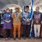 Sesi foto bersama Bupati Pamekasan, KH Kholilurrahman bersama Direktur CV Jawara Internasional, Alfian Masrsuto.