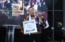 Founder BIP, Ali Zainal Abidin saat menerima penghargaan.
