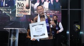 Founder BIP, Ali Zainal Abidin saat menerima penghargaan.
