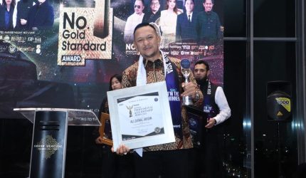 Founder BIP, Ali Zainal Abidin saat menerima penghargaan.