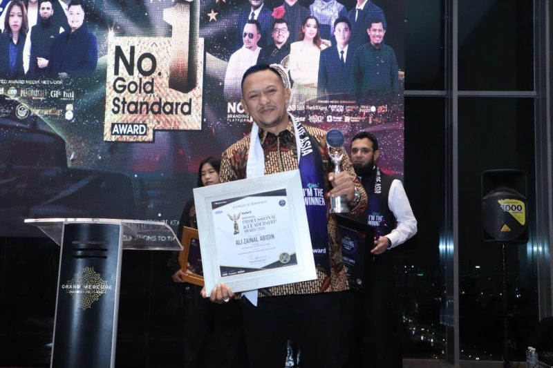 Founder BIP, Ali Zainal Abidin saat menerima penghargaan.