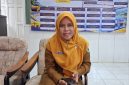 Kepala Dinas PUPR Pamekasan, Ika Yulia, saat diwawancarai di ruang kerjanya.