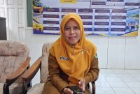 Kepala Dinas PUPR Pamekasan, Ika Yulia, saat diwawancarai di ruang kerjanya.