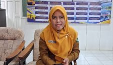 Kepala Dinas PUPR Pamekasan, Ika Yulia, saat diwawancarai di ruang kerjanya.