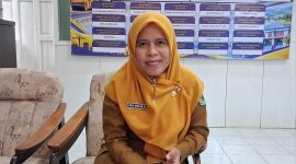 Kepala Dinas PUPR Pamekasan, Ika Yulia, saat diwawancarai di ruang kerjanya.