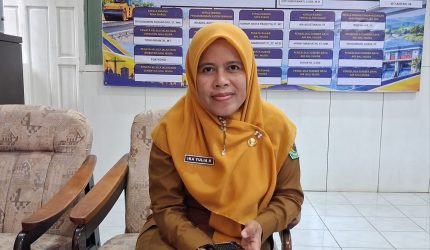Kepala Dinas PUPR Pamekasan, Ika Yulia, saat diwawancarai di ruang kerjanya.