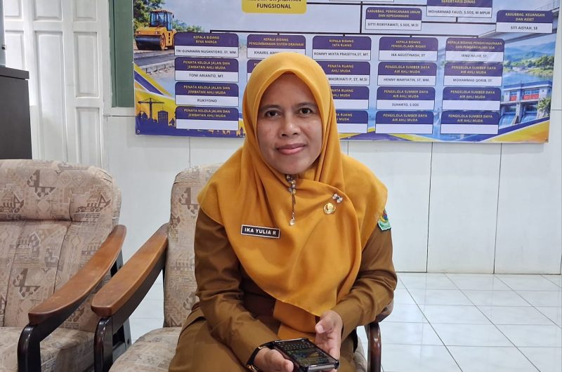 Kepala Dinas PUPR Pamekasan, Ika Yulia, saat diwawancarai di ruang kerjanya.