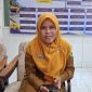 Kepala Dinas PUPR Pamekasan, Ika Yulia, saat diwawancarai di ruang kerjanya.