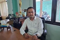 Kepala Bidang Perindustrian Disperindag Pamekasan, Nahrul, saat diwawancarai di ruang kerjanya.