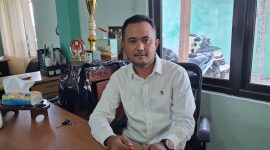 Kepala Bidang Perindustrian Disperindag Pamekasan, Nahrul, saat diwawancarai di ruang kerjanya.