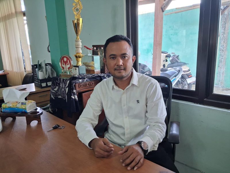 Kepala Bidang Perindustrian Disperindag Pamekasan, Nahrul, saat diwawancarai di ruang kerjanya.
