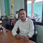 Kepala Bidang Perindustrian Disperindag Pamekasan, Nahrul, saat diwawancarai di ruang kerjanya.