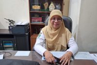 Kepala Bagian Administrasi Perekonomian Pamekasan, Sri Puji Harijani, saat diwawancarai di ruang kerjanya.