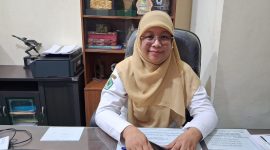 Kepala Bagian Administrasi Perekonomian Pamekasan, Sri Puji Harijani, saat diwawancarai di ruang kerjanya.