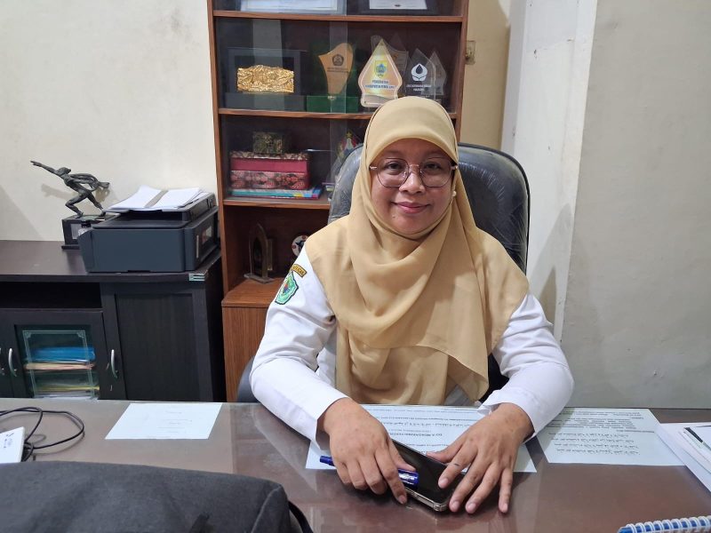 Kepala Bagian Administrasi Perekonomian Pamekasan, Sri Puji Harijani, saat diwawancarai di ruang kerjanya.