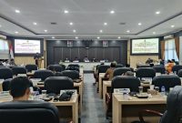 Suasana Rapat Paripurna tentang penyampaian pendapat akhir fraksi-fraksi dan permintaan persetujuan anggota DPRD.