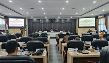 Suasana Rapat Paripurna tentang penyampaian pendapat akhir fraksi-fraksi dan permintaan persetujuan anggota DPRD.