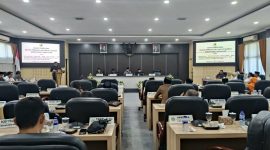Suasana Rapat Paripurna tentang penyampaian pendapat akhir fraksi-fraksi dan permintaan persetujuan anggota DPRD.