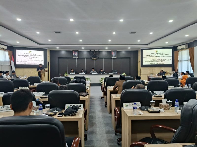 Suasana Rapat Paripurna tentang penyampaian pendapat akhir fraksi-fraksi dan permintaan persetujuan anggota DPRD.
