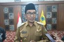 Bupati Pamekasan, KH, Kholilurrahman saat diwawancarai.