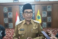 Bupati Pamekasan, KH, Kholilurrahman saat diwawancarai.