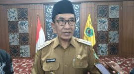 Bupati Pamekasan, KH, Kholilurrahman saat diwawancarai.