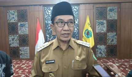 Bupati Pamekasan, KH, Kholilurrahman saat diwawancarai.