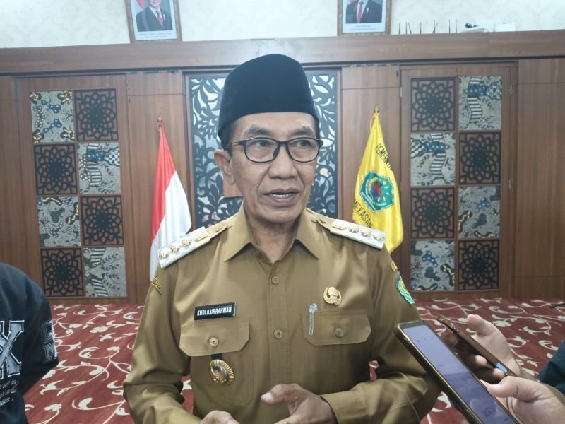 Bupati Pamekasan, KH, Kholilurrahman saat diwawancarai.